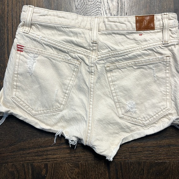 Cream colored BDG size 24 distressed shorts - Picture 3 of 3